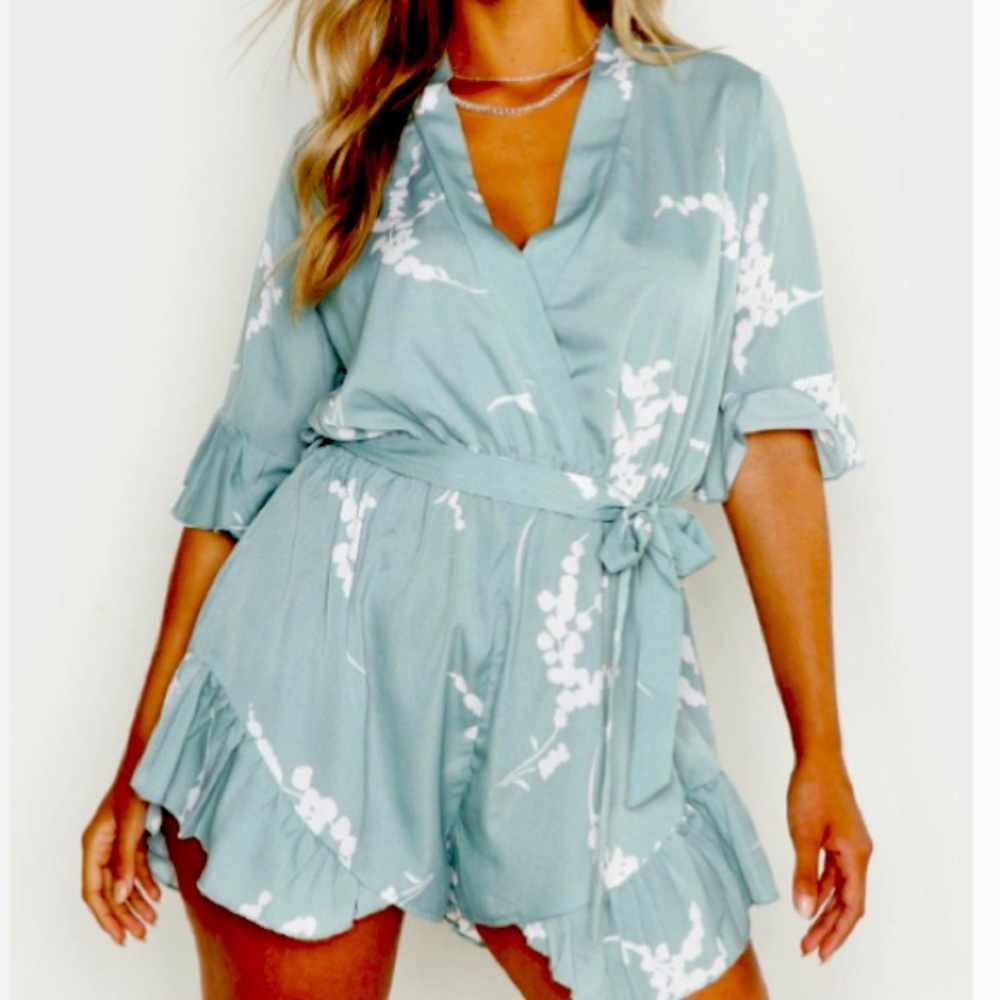Chic floral print ruffle tie romper size 18